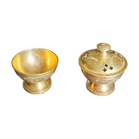 Set of 2 Vintage Etched Brass Trinket Bowls with Lid | 1970s Pedestal Dishes - Picture 4 of 10